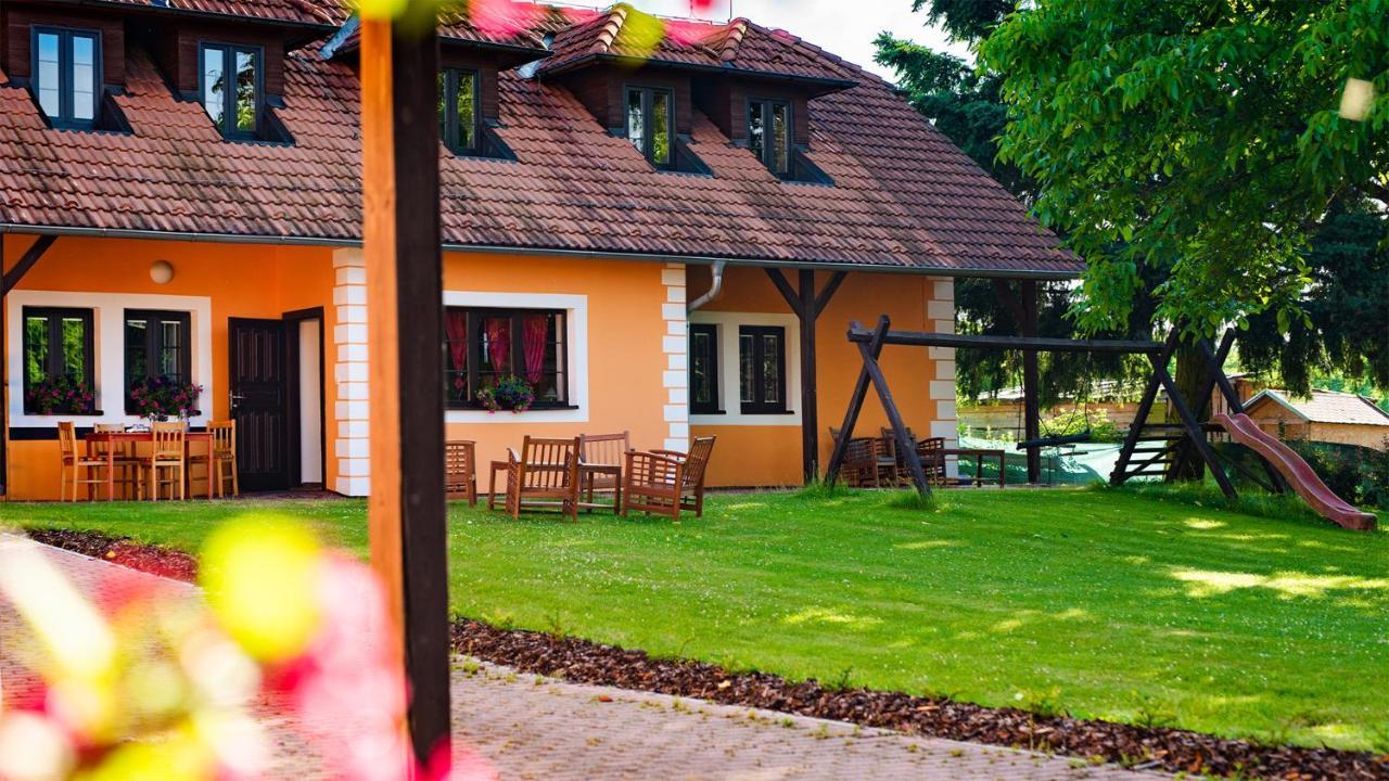 Vsemyslice Wellness Penzion-Restaurace U Pstrosa מראה חיצוני תמונה