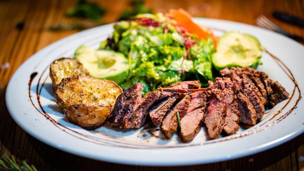 Vsemyslice Wellness Penzion-Restaurace U Pstrosa מראה חיצוני תמונה